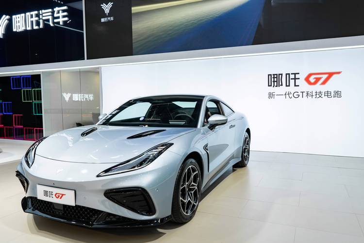 成都111哪吒汽车在智能汽车领域的表现，领途汽车在新能源汽车市场中的影响力